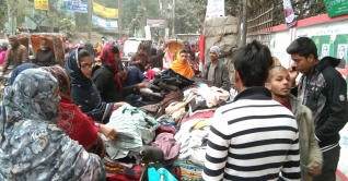 টানা শৈত্যপ্রবাহে চাঁপাইনবাবগঞ্জে  জনজীবন বিপর্যস্ত