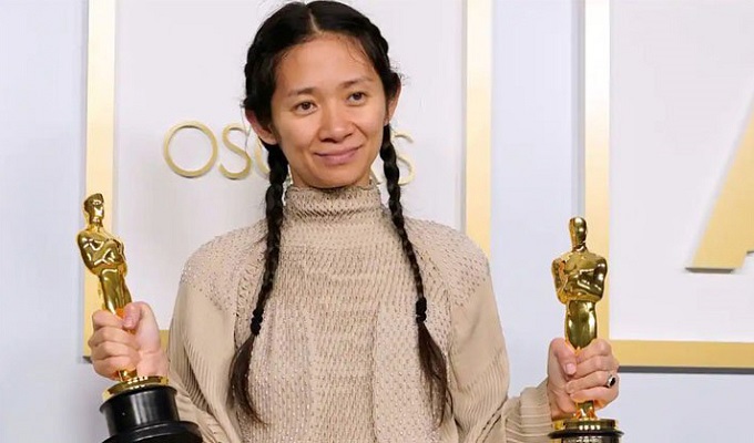 প্রথম চীনা নারী হিসেবে অস্কার জিতলেন ক্লোয়ি ঝাও