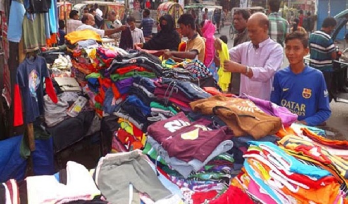 কুমিল্লায় শীতের কাপড়ের বাজার জমজমাট