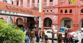 স্ত্রীকে আটকে রেখে সন্তানকে বালিশ চাপা দিয়ে হত্যাচেষ্টা