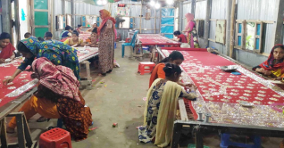 কুমিল্লায় শাড়িতে নকশার কাজে ভাগ্য বদল কুমিল্লায় শাড়িতে নকশার কাজে ভাগ্য বদল