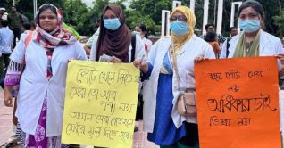 পোস্ট গ্র্যাজুয়েট ট্রেইনি চিকিৎসকদের কর্মবিরতি চলছে