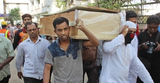 স্বজনদের কাছে লাশ হস্তান্তর শুরু স্বজনদের কাছে লাশ হস্তান্তর শুরু
