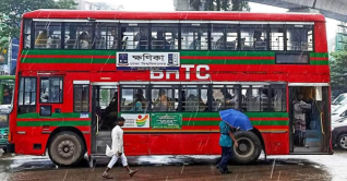 দুর্ঘটনায় দুমড়েমুচড়ে গেল ঢাবির বাস, আহত ৮