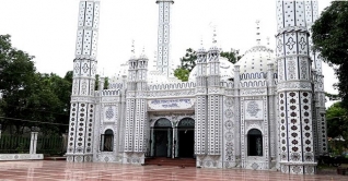 দেবিদ্বারে কারুকাজময় মসজিদ দেখতে লোকের ভীড়