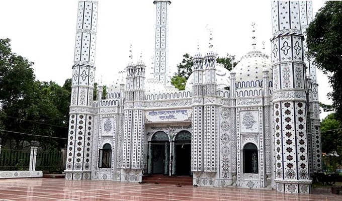 দেবিদ্বারে কারুকাজময় মসজিদ দেখতে লোকের ভীড়