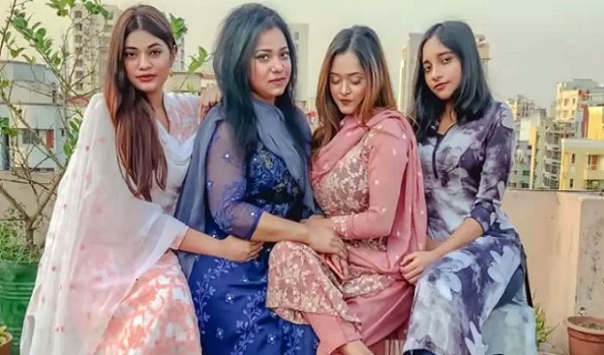 তিন মেয়েকে নিয়ে গান গাইলেন ডলি সায়ন্তনী