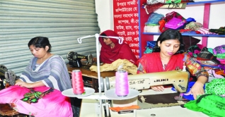 এখন দর্জির দোকানে ব্যস্ততা ভীষণ এখন দর্জির দোকানে ব্যস্ততা ভীষণ