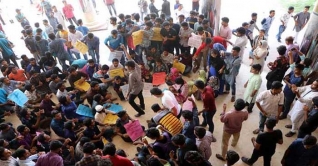 ছাত্রদের ‘রাজাকারের বাচ্চা’ বলায় ভিসির বিরুদ্ধে বিক্ষোভ