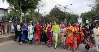 ঢাকা কলেজের ছাত্রদের সমর্থনে রাস্তায় ইডেনের ছাত্রীরা