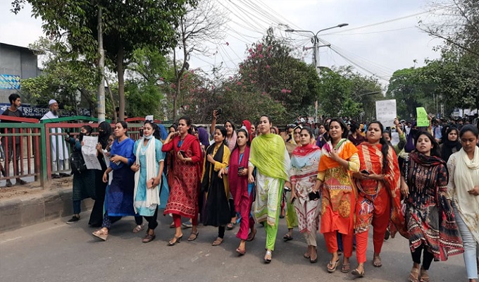 ইডেন কলেজের ছাত্রীদের বিক্ষোভ মিছিল