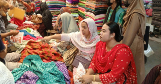 ঈদ বাজার: শেষ সময়ের কেনাকাটায় বেশি ভিড়