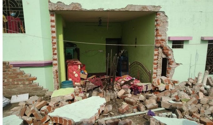 বিস্ফোরণে ঘরের দেয়াল উড়ে গেছে