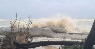 বঙ্গোপসাগর উত্তাল, ১৫ জেলায় জলোচ্ছ্বাসের শঙ্কা