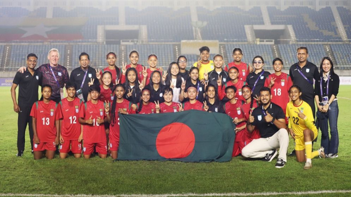 বাংলাদেশ অনূর্ধ্ব-২০ নারী ফুটবল দল। ছবি: বাফুফে