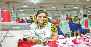 নারীর হাতে ঘুরছে পোশাক কারখানার চাকা নারীর হাতে ঘুরছে পোশাক কারখানার চাকা