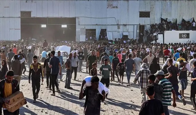 গাজায় খাবারের গুদামে ক্ষুধার্ত মানুষের হামলা