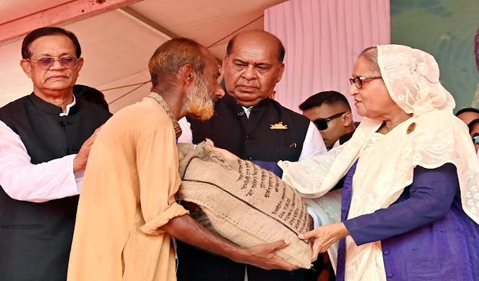 পটুয়াখালীর কলাপাড়ায় ত্রাণ বিতরণ অনুষ্ঠানে প্রধানমন্ত্রী। 