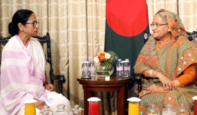 কলকাতার তাজবেঙ্গল হোটেলে বৈঠকে প্রধানমন্ত্রী শেখ হাসিনা ও পশ্চিমবঙ্গের মুখ্যমন্ত্রী মমতা বন্দ্যোপাধ্যায়। ছবি: ফোকাস বাংলা