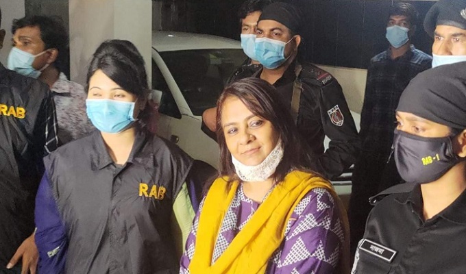 আটকের পর বাসা থেকে উচ্ছসিত ভঙ্গিতে বেরিয়ে এলেন হেলেনা