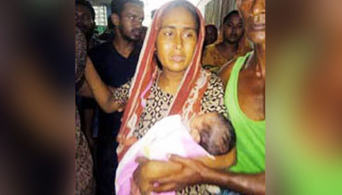 চুরি হওয়া নবজাতককে উদ্ধারের পর। ছবি : সংগৃহীত