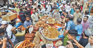 খোলা আকাশের নিচে ইফতার বিক্রি, কতটা স্বাস্থ্যসম্মত