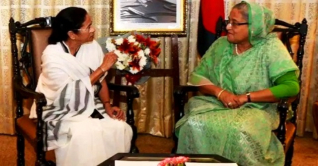 শেখ হাসিনাকে অভিনন্দন জানালেন মমতা ব্যানার্জী