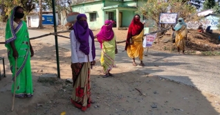 লাঠি হাতে দাঁড়িয়ে নারীবাহিনী, করোনার প্রবেশ নিষেধ