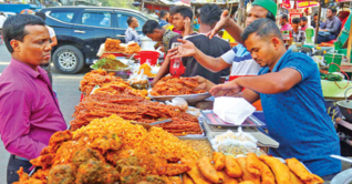 ধানমন্ডিতে ইফতার বাজার: ক্রেতার উপচে পড়া ভিড়