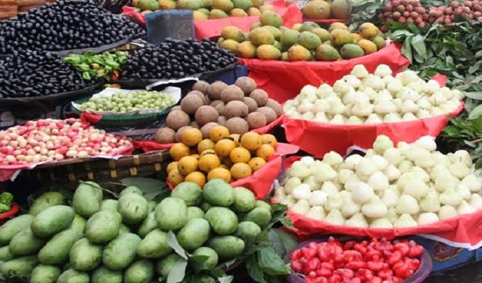 মিষ্টি ফলের গন্ধে মাতোয়ারা যশোরের ফলের বাজার