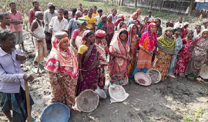 জয়পুরহাটে অতিদরিদ্র নারী-পুরুষদের জন্য কর্মসংস্থান কর্মসূচি শুরু হয়েছে।