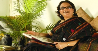 নারী আসনের জন্য মনোনয়নপত্র নিলেন কবরী