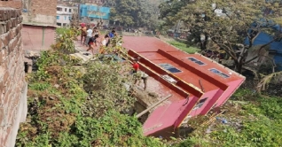 কেরানীগঞ্জে তিনতলা ভবন হেলে পড়েছে ডোবায়