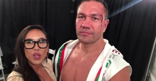 নারী সাংবাদিককে চুম্বন করে নির্বাসিত বক্সার