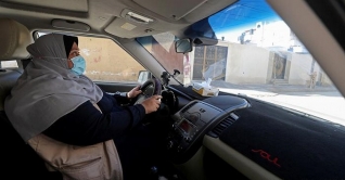 গাজার প্রথম নারী ট্যাক্সি চালক নায়লা আবু জিব্বা