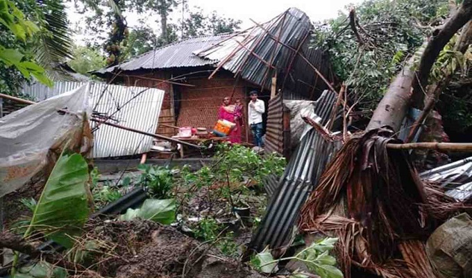 ঈদের সকালে ঝড়ের আঘাতে লণ্ডভণ্ড লানমানিরহাটের অর্ধশত ঘরবাড়ি।  ছবি ইউএনবি