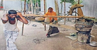 দরিদ্র দম্পতিকে গরু ও টাকা উপহার দিলেন প্রধানমন্ত্রী