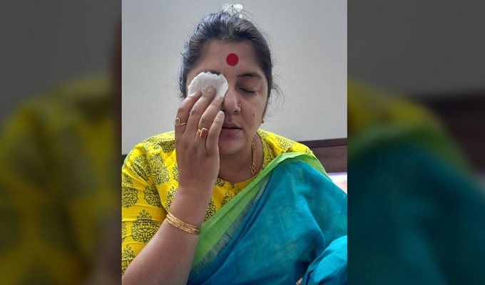 লকেটের দিকে রং ছুড়ে মারলো অজ্ঞাত ব্যক্তিরা