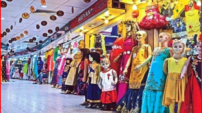 নিউ মার্কেটে জমে উঠেছে ঈদের কেনাকাটা