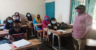 শিক্ষার্থীদের বিনাবেতনে ইংরেজি শেখাচ্ছেন শিক্ষক খালিদ