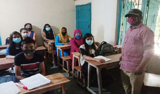 ঝরেপড়ারোধে শিক্ষার্থীদের বিনাবেতনে ইংরেজি শেখাচ্ছেন শিক্ষক খালিদ