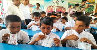 বিশ্ব দুগ্ধ দিবস: টুঙ্গিপাড়ায় ২০০ শিশুকে দুধ খাওয়ানো হলো বিশ্ব দুগ্ধ দিবস: টুঙ্গিপাড়ায় ২০০ শিশুকে দুধ খাওয়ানো হলো
