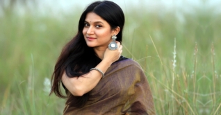 বিয়ের পর ফিরলেন মিথিলা