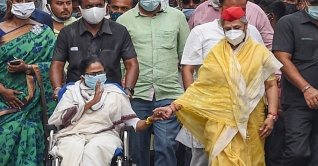 মমতার হুইলচেয়ার টানায় হাত লাগালেন জয়া বচ্চন