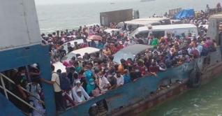শিমুলিয়া-বাংলাবাজার ঘাটে পারাপারের অপেক্ষায় শত শত যান
