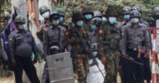 বাবার কোলের শিশুকে গুলি করে মারলো মিয়ানমার সেনারা বাবার কোলের শিশুকে গুলি করে মারলো মিয়ানমার সেনারা