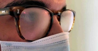 মাস্ক পরলে চশমা ঘোলা হচ্ছে? সমাধান জেনে নিন মাস্ক পরলে চশমা ঘোলা হচ্ছে? সমাধান জেনে নিন