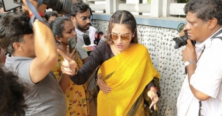 বুথের বাইরে বচসায় জড়ালেন নুসরাত 