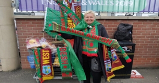 বাংলাদেশের পতাকা বিক্রেতা সেই বৃটিশ নারী টনটনেও হাজির