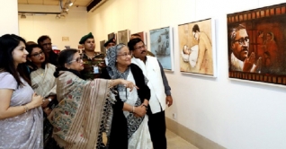 বঙ্গবন্ধুকে নিয়ে প্রদর্শনী ঘুরে দেখলেন প্রধানমন্ত্রী ও শেখ রেহানা